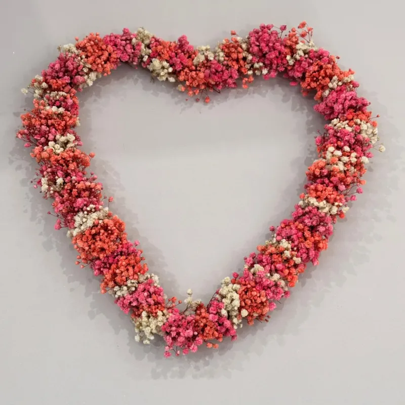 Trockenblumenkranz in Herzform mit Blüten in Orange, Pink und Weiß