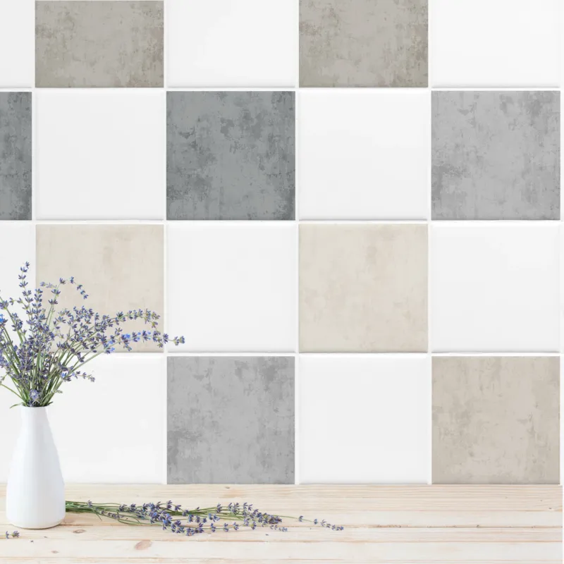 Fliesenmuster in Grau, Weiß und Beige mit Lavendel.
