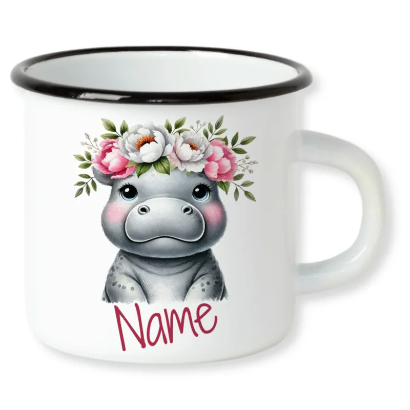 Emaille-Tasse mit einem Hippo und Blumenkranz, personalisierbar.