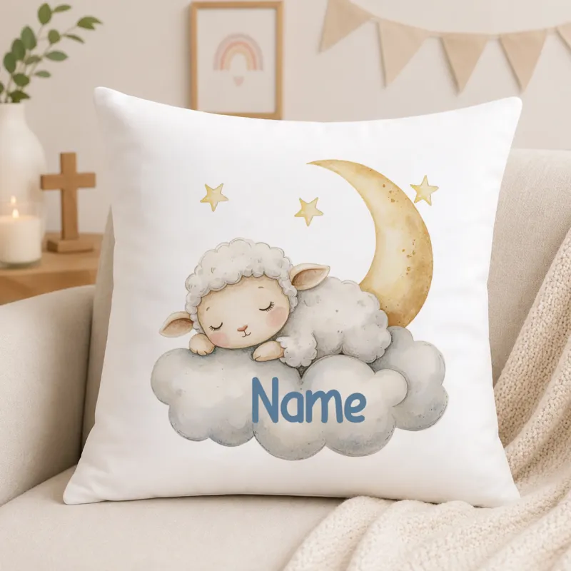 Kissen mit schlafendem Schaf, Wolken, Mond und Sternen.