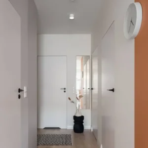 Ziaza LED Deckenleuchte Ø 12cm 3000K in modernem Flur mit warmweißem Licht