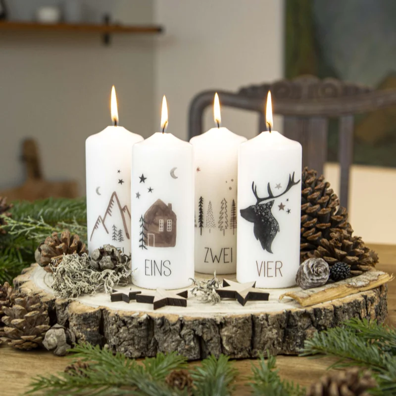 Adventskerzen mit Zahlen Set Zuhause mit Häuschen-, Wald-, Berg- und Hirschmotiv