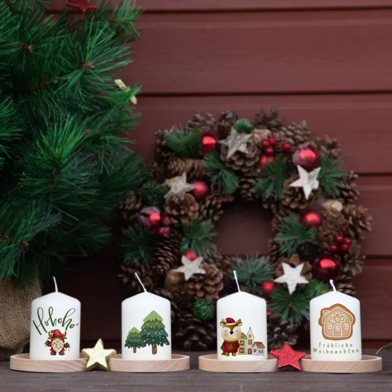 Adventskranzkerzen Rentier & Lebkuchenhaus – 4er-Set mit Tannenbäumen und Weihnachtsmotiven