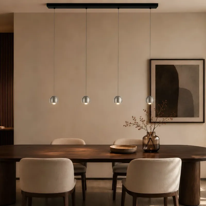s.luce Beam LED Esstisch-Pendelleuchte Balken 120cm über modernem Esstisch mit vier Pendeln