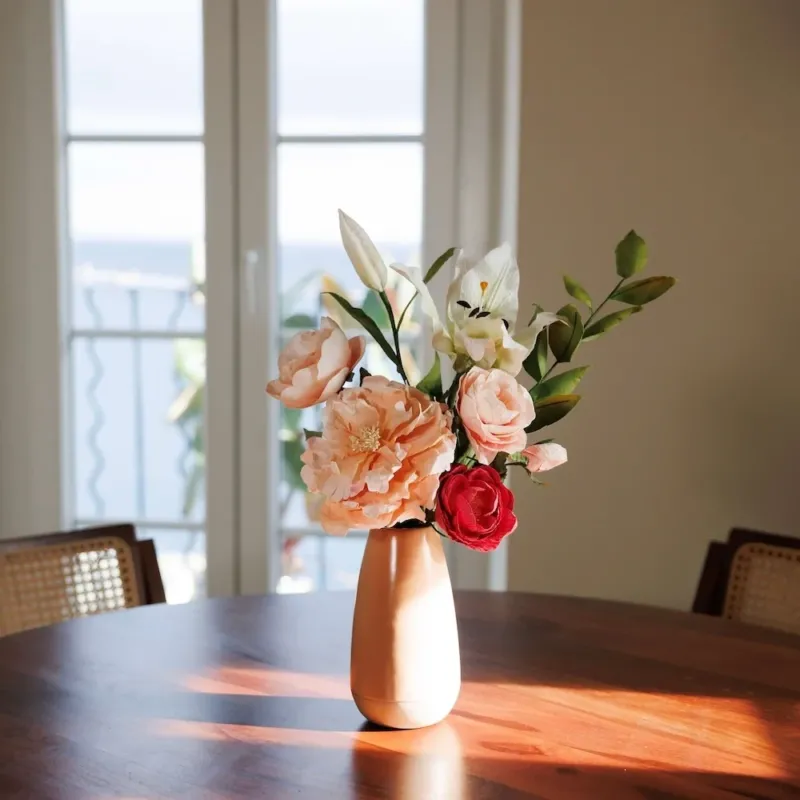 Bouquet fleurs en papier Rousseau, composition florale papier tons tropicaux vue de face - Flowrette