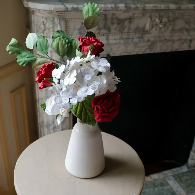 Bouquet en papier Saint-Valentin rouge, vue de face - Flowrette