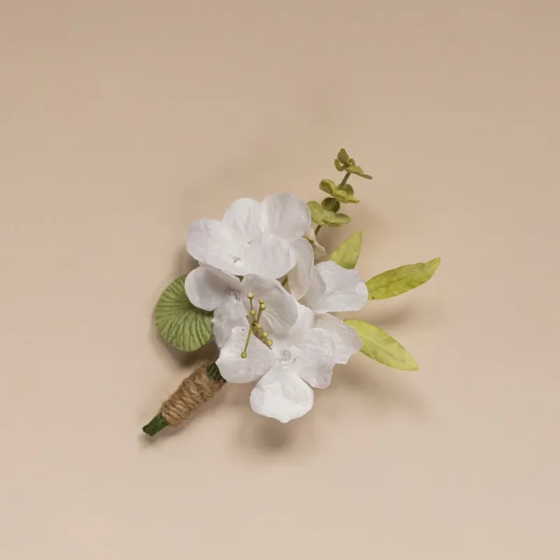 Boutonnière fleurs en papier blanc et vert, vue de face - Flowrette