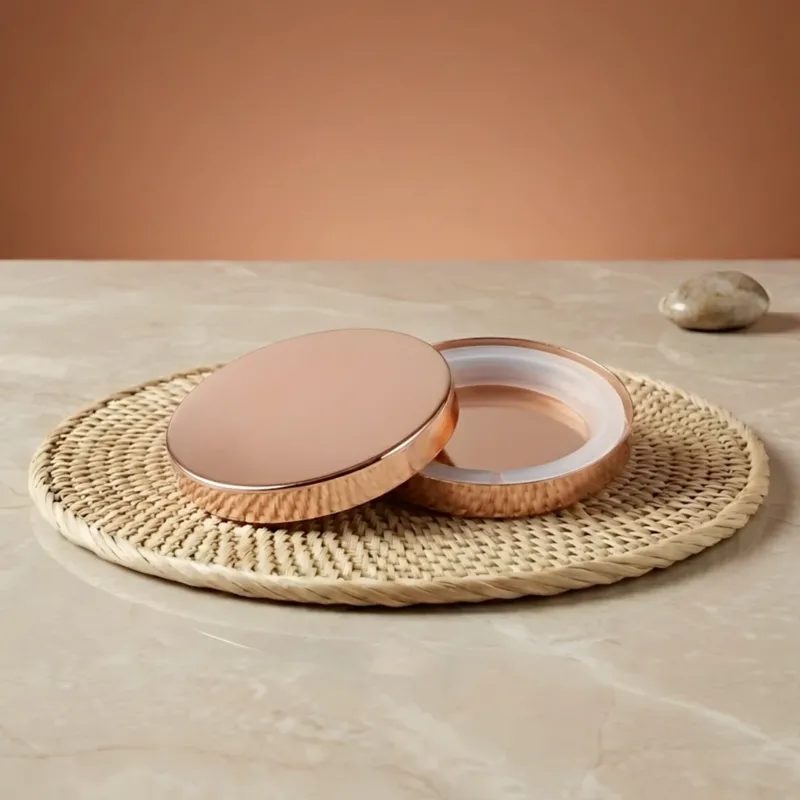Couvercles métallisés rose gold de 84 mm sur set en fibre naturelle
