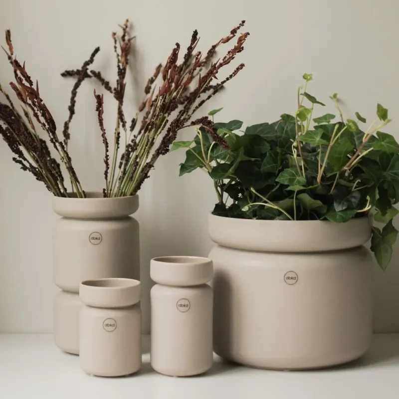 dbkd Neck Vase aus matter Keramik in Beige, Frontansicht