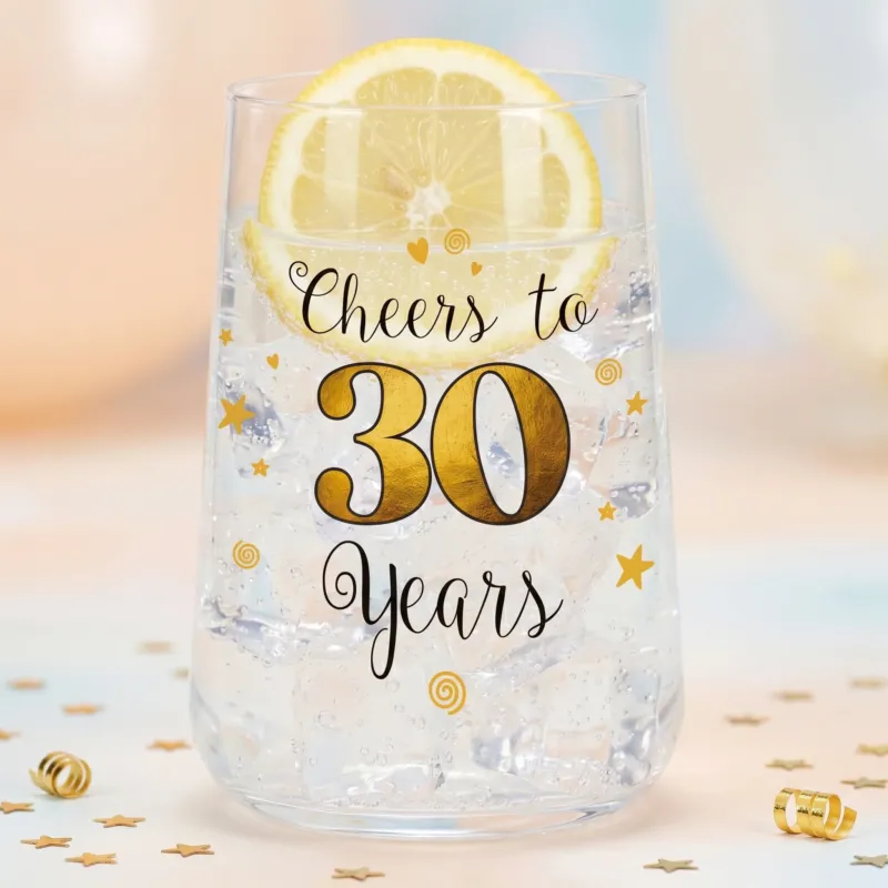 Wasserglas zum 30. Geburtstag mit Zitronenscheibe, Eiswürfeln und festlichem Geburtstagsaufdruck