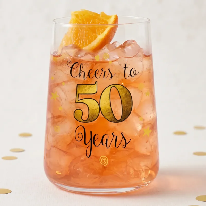 Geburtstagsglas zum 50. Geburtstag mit goldener 50 und festlicher Tischdekoration