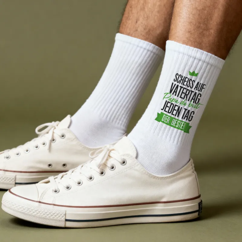 Socken für Papa mit Spruch - Papa du bist jeden Tag der Beste | Weiße Sportsocken als Vatertagsgeschenk