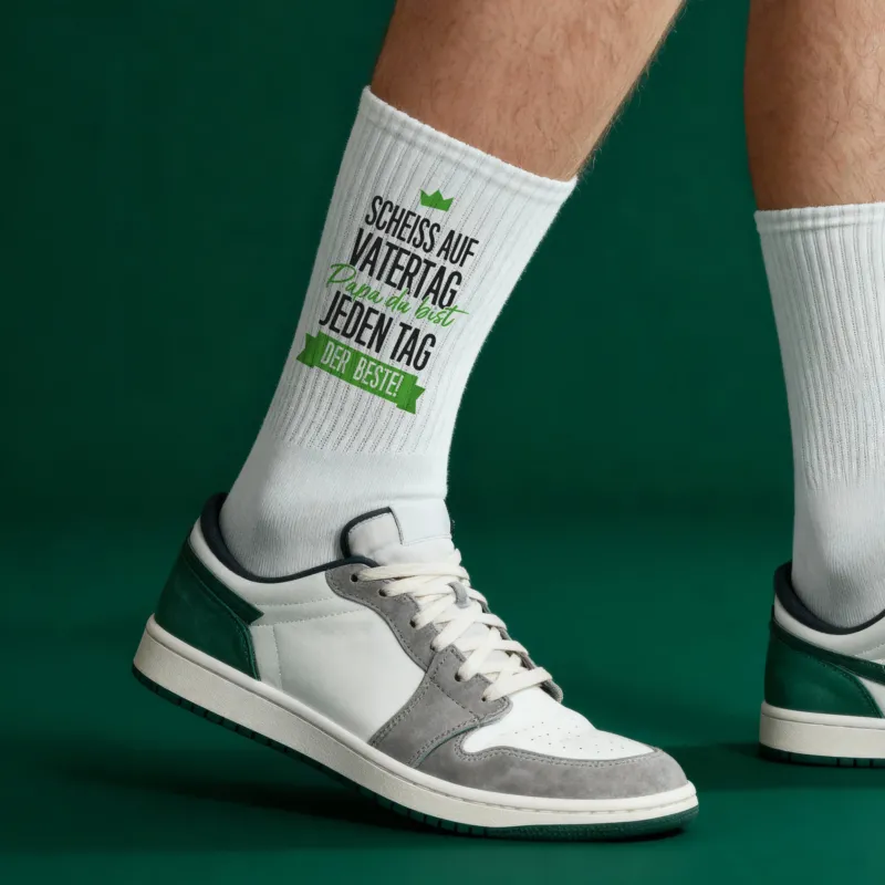 Socken für Papa mit Spruch - Papa du bist jeden Tag der Beste | Weiße Sportsocken als Vatertagsgeschenk – Bild 4