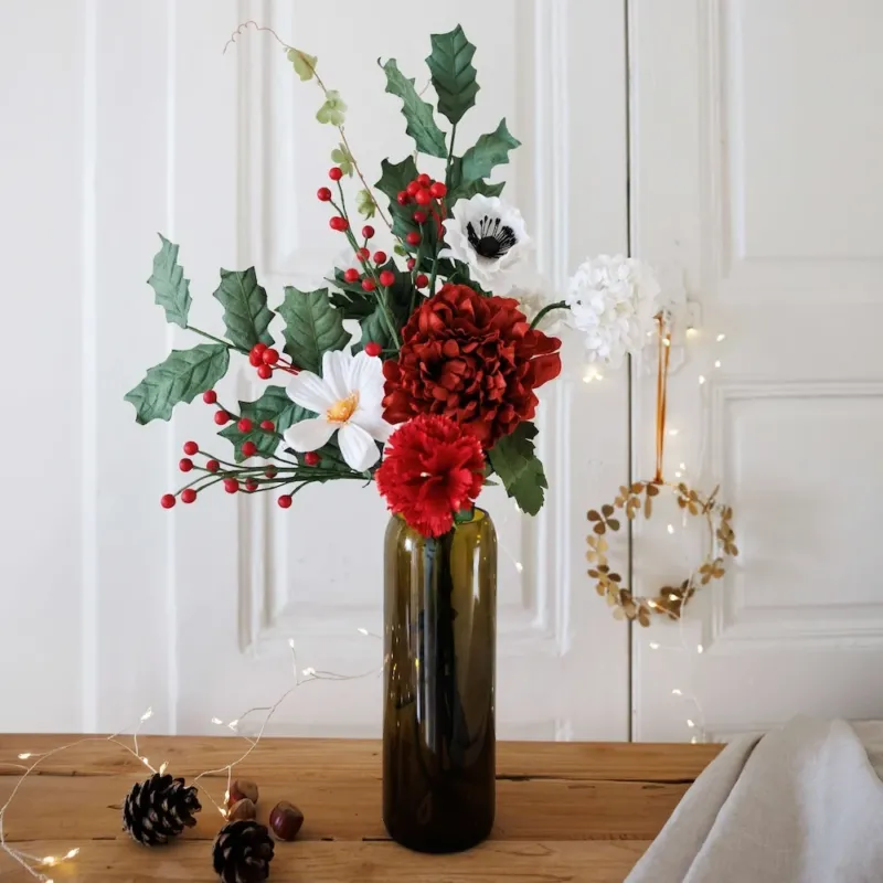 Bouquet fleurs en papier de Noël enchanté, composition florale papier tons féeriques rouge et vert - Flowrette