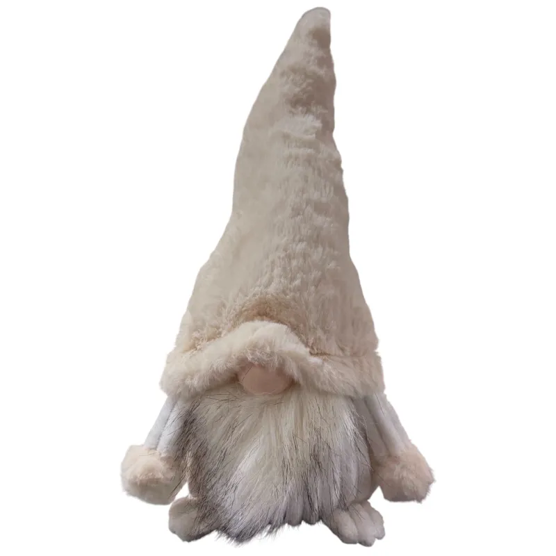 Stofffigur in Form eines Wichtels mit langem spitzem Hut, rundem Nasenbereich und langem Bart ist freigestellt vor weißem Hintergrund dargestellt.