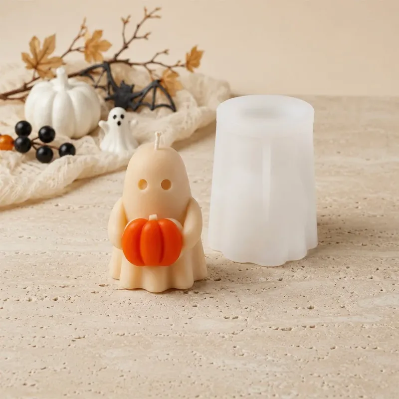 Bougie fantôme câlin beige devant son moule en silicone, citrouilles et chauves-souris