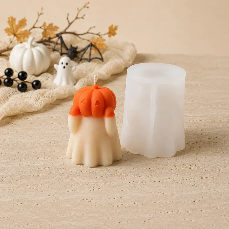 Bougie fantôme et son moule en silicone blanc dans un décor d'Halloween