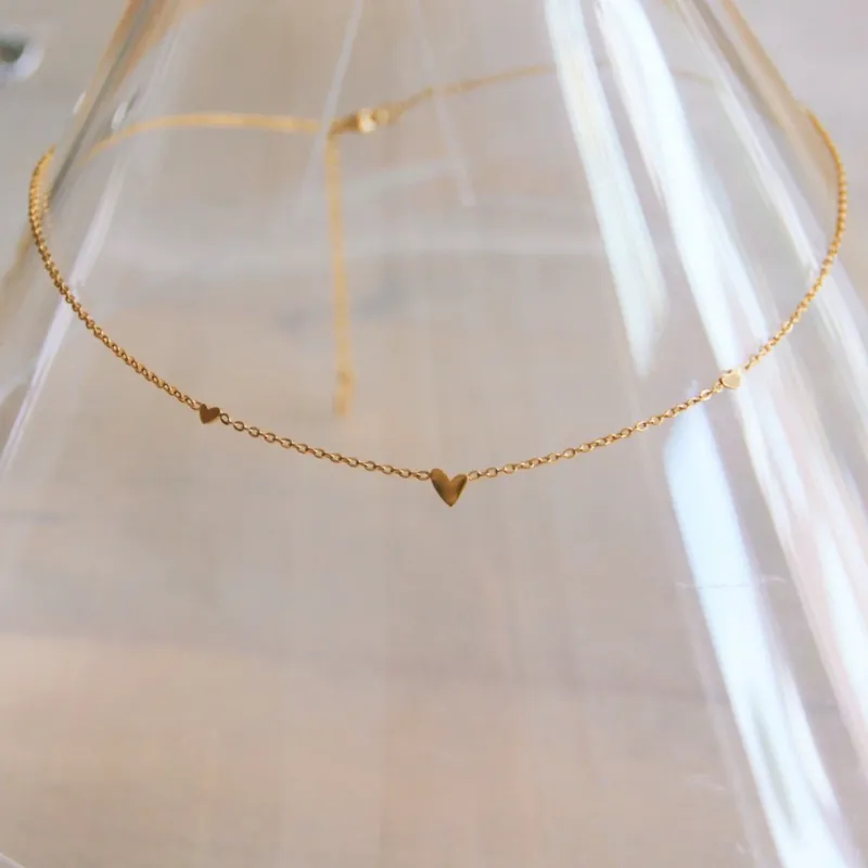 Feine Halskette aus Edelstahl mit 3 Mini-Herzen – Gold