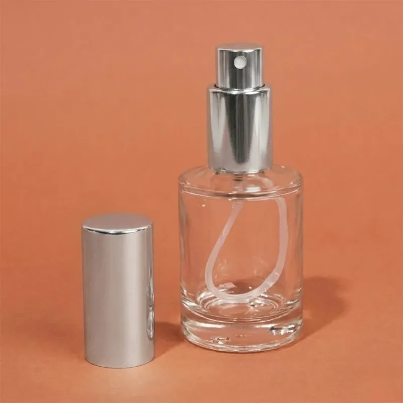 Flacon Classic en verre transparent avec son atomiseur argenté et son capot
