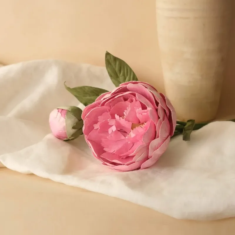 Grande pivoine en papier rose clair fait main, vue de face - Flowrette