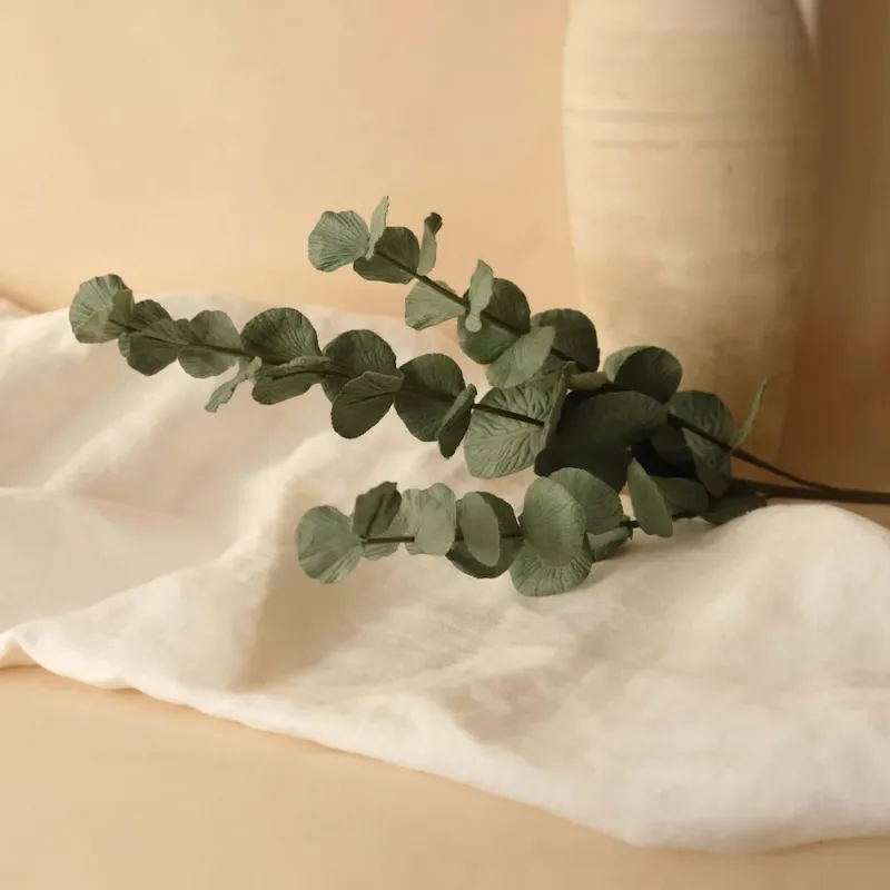 Grande branche d'eucalyptus cinerea en papier vert fait main, vue de face - Flowrette