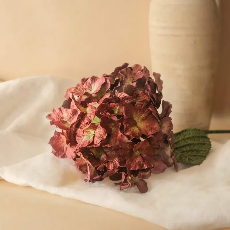 Grand hortensia en papier prune fait main, vue de face - Flowrette