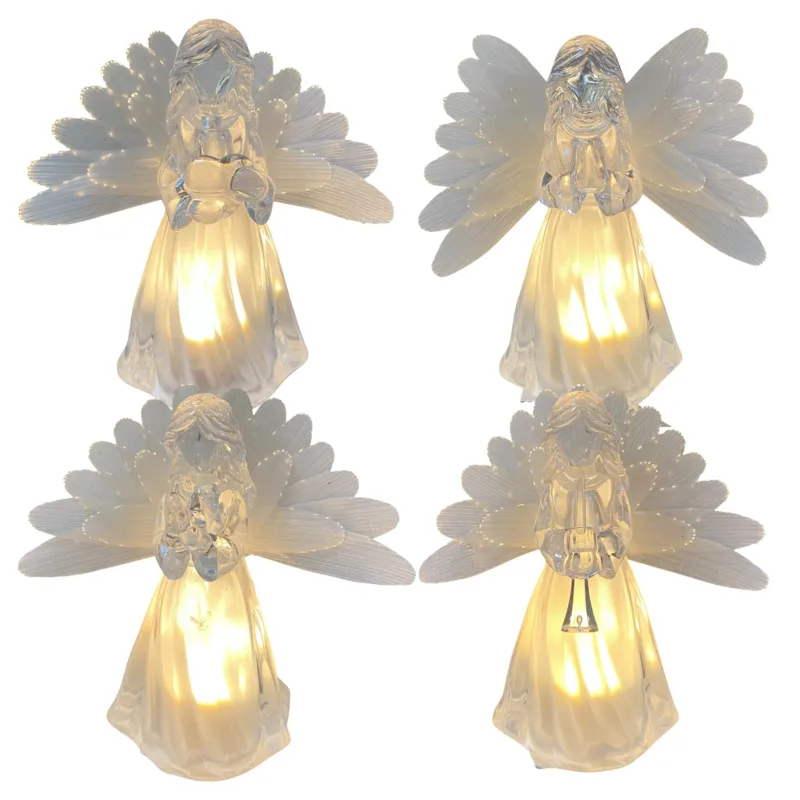 Vier transparente Acryl-Engelfiguren mit Flügeln und warmweißer Beleuchtung, jeweils mit unterschiedlichen Motiven in den Händen – Trompete, Vogel, betend und Herz.