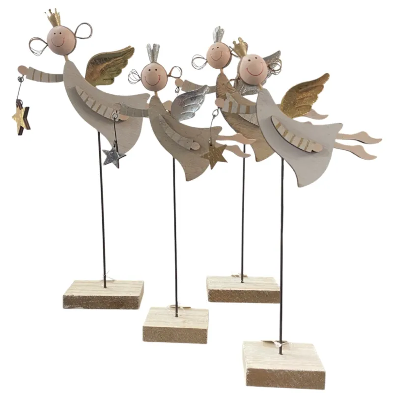 Vier stehende Holz-Engelfiguren mit goldenen und silbernen Flügeln auf Sockeln, jede Figur hält einen kleinen Stern in der Hand.