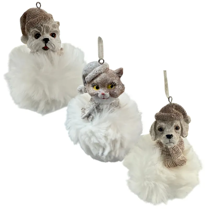 Drei niedliche Tieranhänger (Hund und Katze) mit Mütze sitzen auf weichen Plüschwolken und sind zum Aufhängen gestaltet.