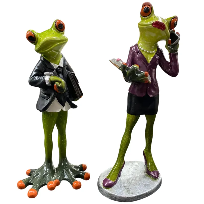 Zwei Deko Frösche als Frosch Manager & Managerin aus Kunststein der Serie Formano Froschhausen vor weißem Hintergrund