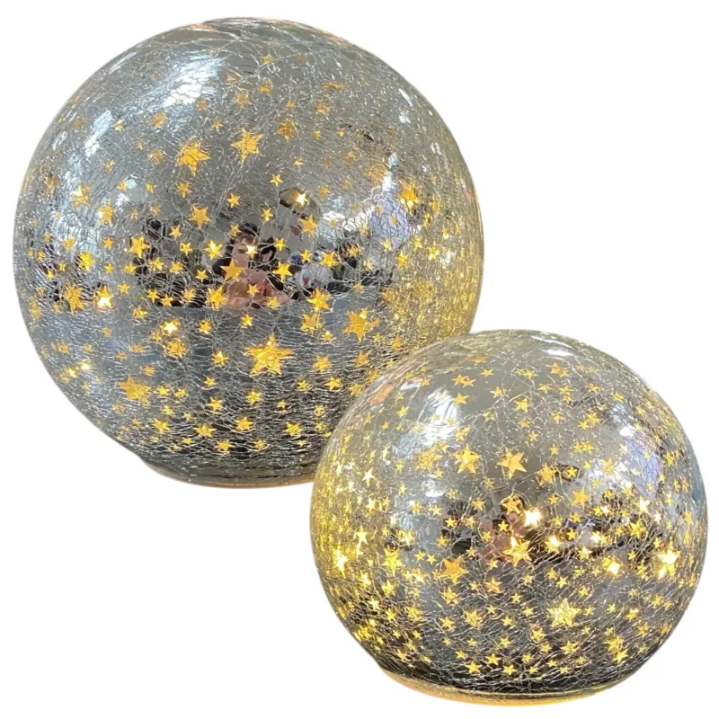 Zwei silberne LED-Deko-Kugeln aus Crackle-Glas mit leuchtenden goldenen Sternmotiven in unterschiedlichen Größen.