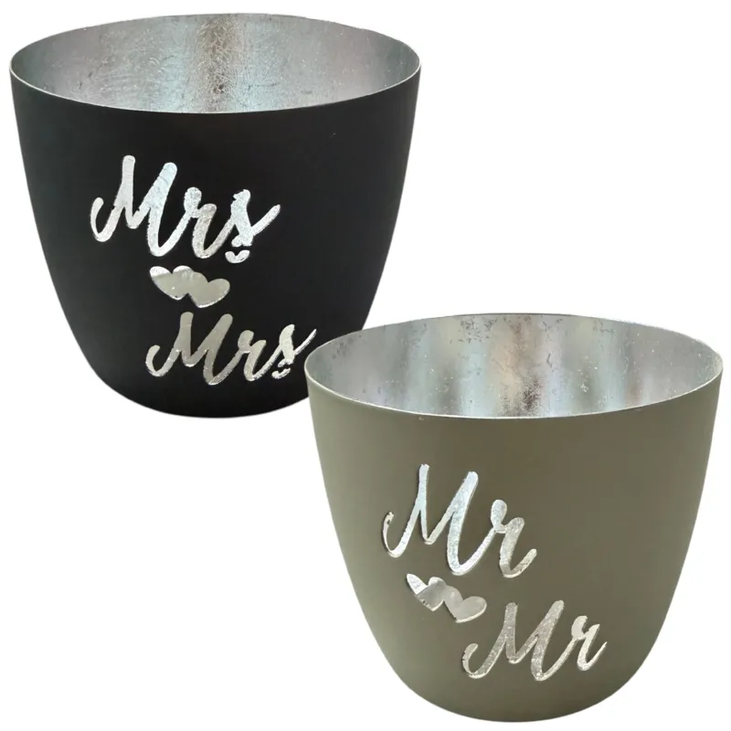 Zwei dekorative Windlichter aus Metall mit den Schriftzügen „Mr & Mr“ und „Mrs & Mrs“ in moderner Optik.