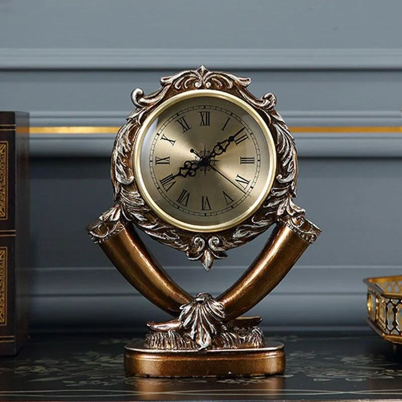 Elegante goldene Tischuhr im Vintage-Stil