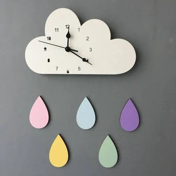 Wanduhr Wolke mit bunten Regentropfen