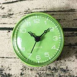 Moderne kleine Wanduhr in Smaragdgrün