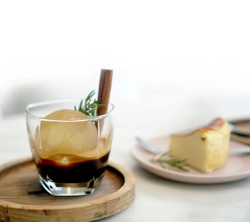 Eiskugelbehälter von W&P Design online bestellen – perfekte Eiskugeln für Cocktails, BPA-frei