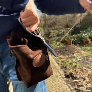 Handgefertigter Leder Schnurhalter für den Gürtel zum Anbinden von Pflanzen.