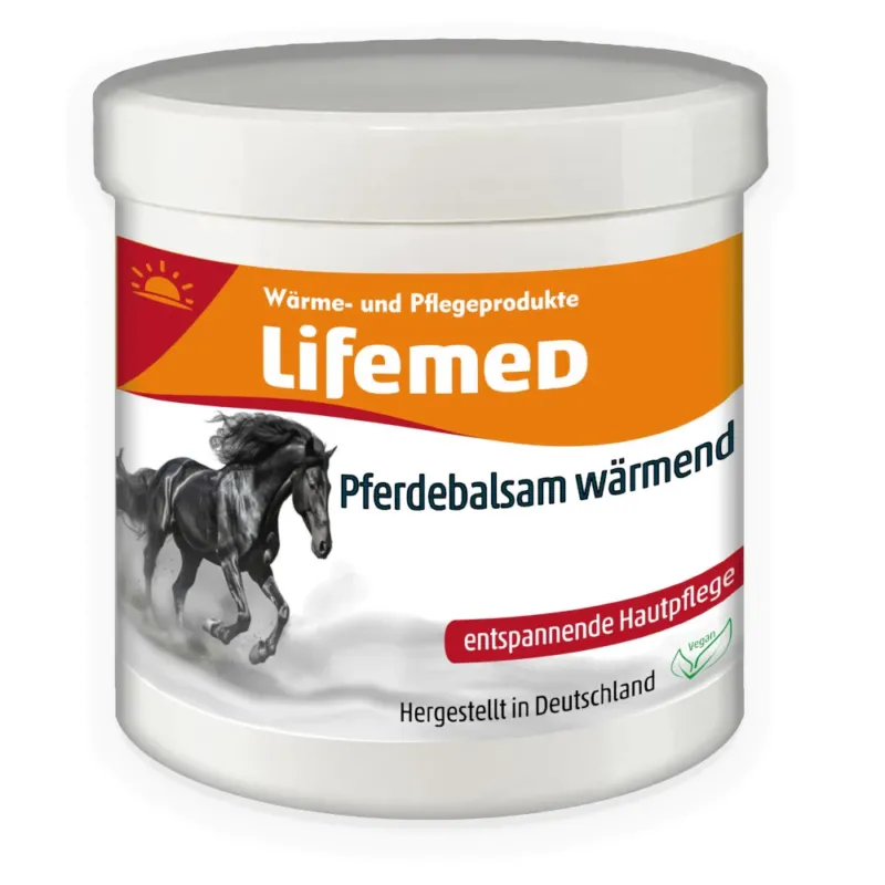 Produktbild des Lifemed Pferdebalsams, 250 ml. Die blau-weiße Verpackung zeigt einen weißen Behälter mit einem blauen Schraubdeckel. Auf der Vorderseite sind der Produktname in großen, gut lesbaren Buchstaben sowie ein stilisiertes Pferdebild abgebildet. Der Hintergrund ist hell und betont die Schriftzüge. Auf der Rückseite sind Informationen über die Anwendung und Inhaltsstoffe in kleinerer Schrift angebracht.