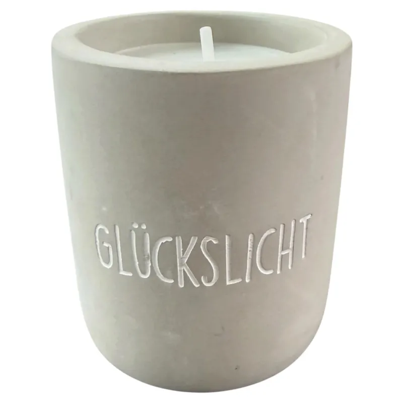 Graue Betonkerze mit eingraviertem Schriftzug „GLÜCKSLICHT“ freigestellt vor weißem Hintergrund.