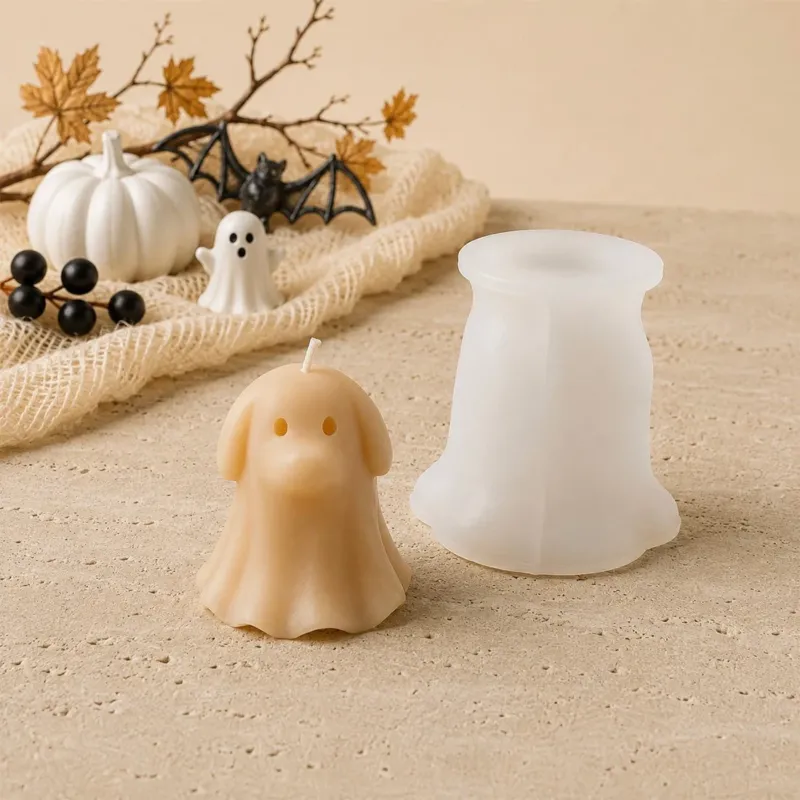 Bougie fantôme chien en cire beige devant son moule en silicone blanc