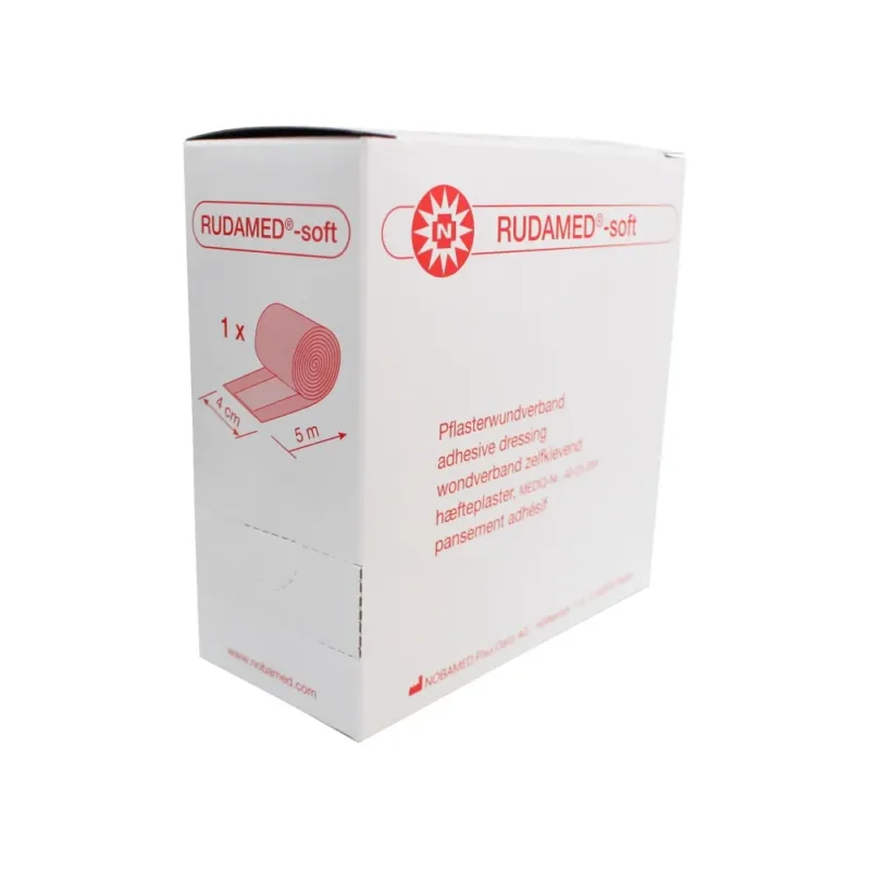 Auf dem Bild ist ein medizinisches Produkt zu sehen, das als Verband dient. Der Verband ist aus einem elastischen, hautfarbenen Material gefertigt und hat eine Breite von 4 cm sowie eine Länge von 5 m. Er ist auf einer stabilen Pappunterlage aufgewickelt, die teilweise sichtbar ist. Im Hintergrund ist eine weiße Fläche zu erkennen. Die Oberfläche des Verbands wirkt glatt und geschmeidig, was auf Komfort bei der Anwendung hinweist.