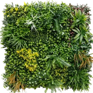 Die künstliche Hecke Eternity 100 x 100 cm UV verfügt über eine quadratische Platte aus verschiedenen Grünpflanzen, darunter Farne, Efeu und üppiges Blattwerk, wodurch ein dichter vertikaler Garten im Innen- oder Außenbereich vor einem weißen Hintergrund entsteht.