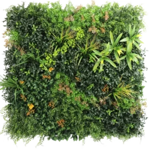Die künstliche Hecke Marisa 100x100 cm UV ist eine üppige, quadratische grüne Wand mit gemischten Blattpflanzen, Farnen, gelbgrünen Akzenten und vereinzelten bräunlichen Blättern vor einem schlichten weißen Hintergrund.