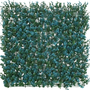Die künstliche Hecke Buchsbaum blau 50x50 cm UV ist eine quadratische Platte mit dichten grünen Blättern und Büscheln kleiner blauer Blüten, die eine realistische Blattwand oder dekorative Pflanzenmatte bilden, von oben gesehen auf einem weißen Hintergrund.