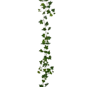 Die künstliche Hängepflanze Efeu-Girlande Deluxe 180 cm grün ist eine lange, grüne Efeu-Girlande mit spitzen Blättern, die vertikal vor einem schlichten weißen Hintergrund hängt.