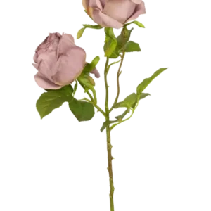 Eine einzelne künstliche Rose Deluxe, 55 cm, violetter Stiel mit zwei staubigen malvenfarbenen Rosen und grünen Blättern, vor einem schlichten weißen Hintergrund.