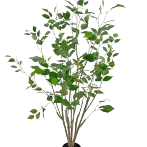 Die Kunstpflanze Ficus 120 cm ist eine hohe Kunstpflanze im Topf mit mehreren schlanken braunen Stielen und üppig grünen Blättern, in einem kompakten schwarzen Topf vor einem schlichten weißen Hintergrund.