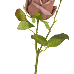 Eine luxuriöse Kunstblume: die künstliche Rose Deluxe 45 cm, getrocknetes Lila mit grünen Blättern und einer kleinen ungeöffneten Knospe an einem langen Stiel, dargestellt vor einem weißen Hintergrund.