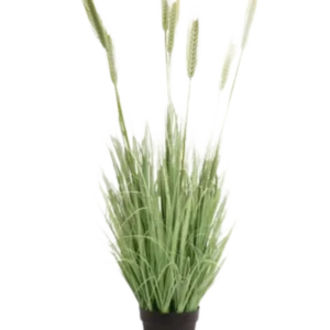 Die feuerhemmende Kunstrasenpflanze Grün 130 cm hat lange, schlanke grüne Blätter und lange, weizenähnliche Stängel in einem kleinen schwarzen Topf vor einem weißen Hintergrund.