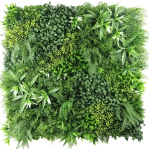 Die künstliche Hecke Freshness 100x100 cm UV ist eine quadratische Platte, die dicht mit verschiedenen grünen Blättern bedeckt ist, mit unterschiedlichen Blattformen und -texturen, um einen üppigen, lebendigen vertikalen Garten vor einem weißen Hintergrund zu schaffen.